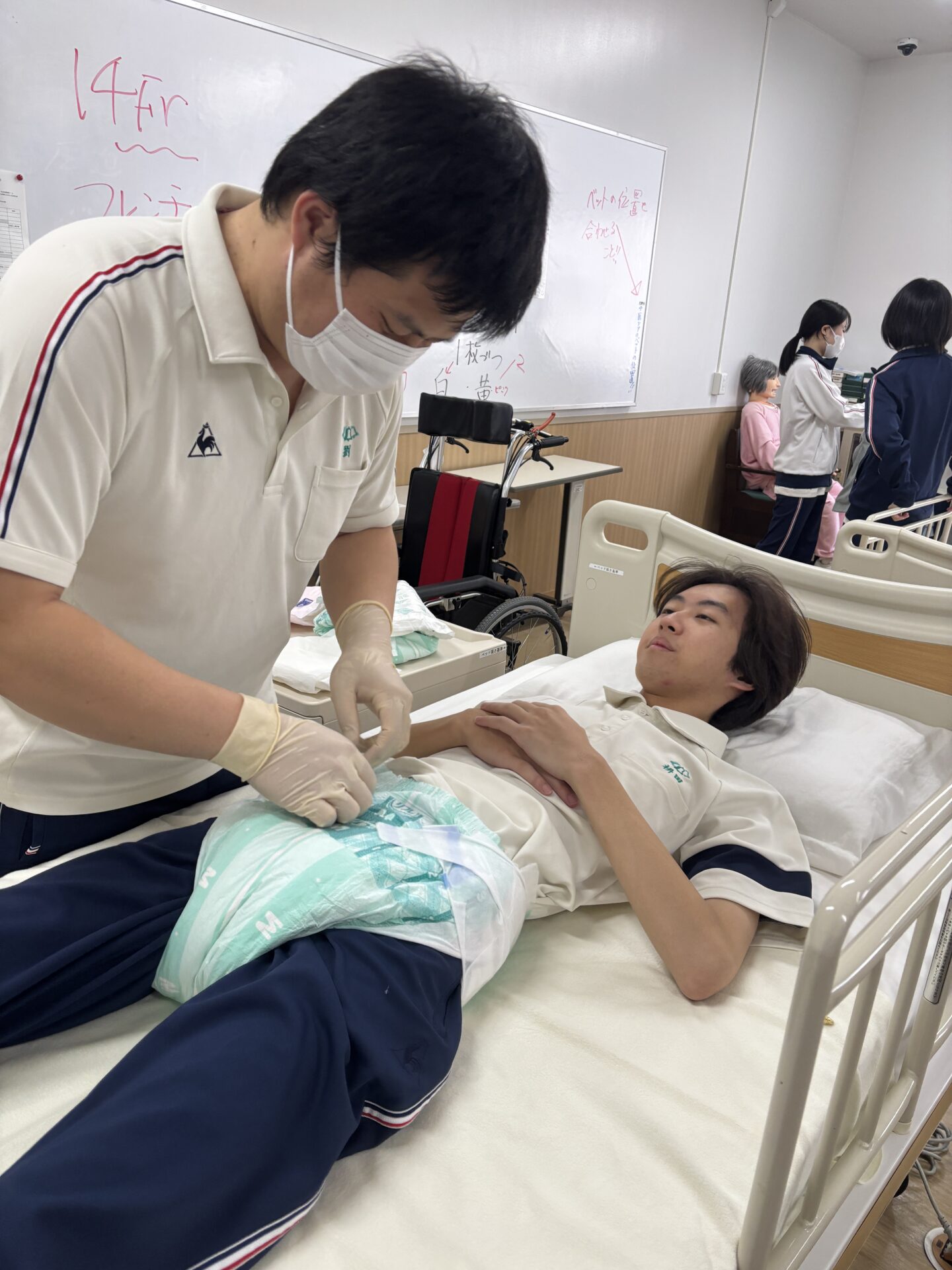 介護福祉学科2年生 本格生活支援技術 | 学校法人ベル学園 岡山医療福祉