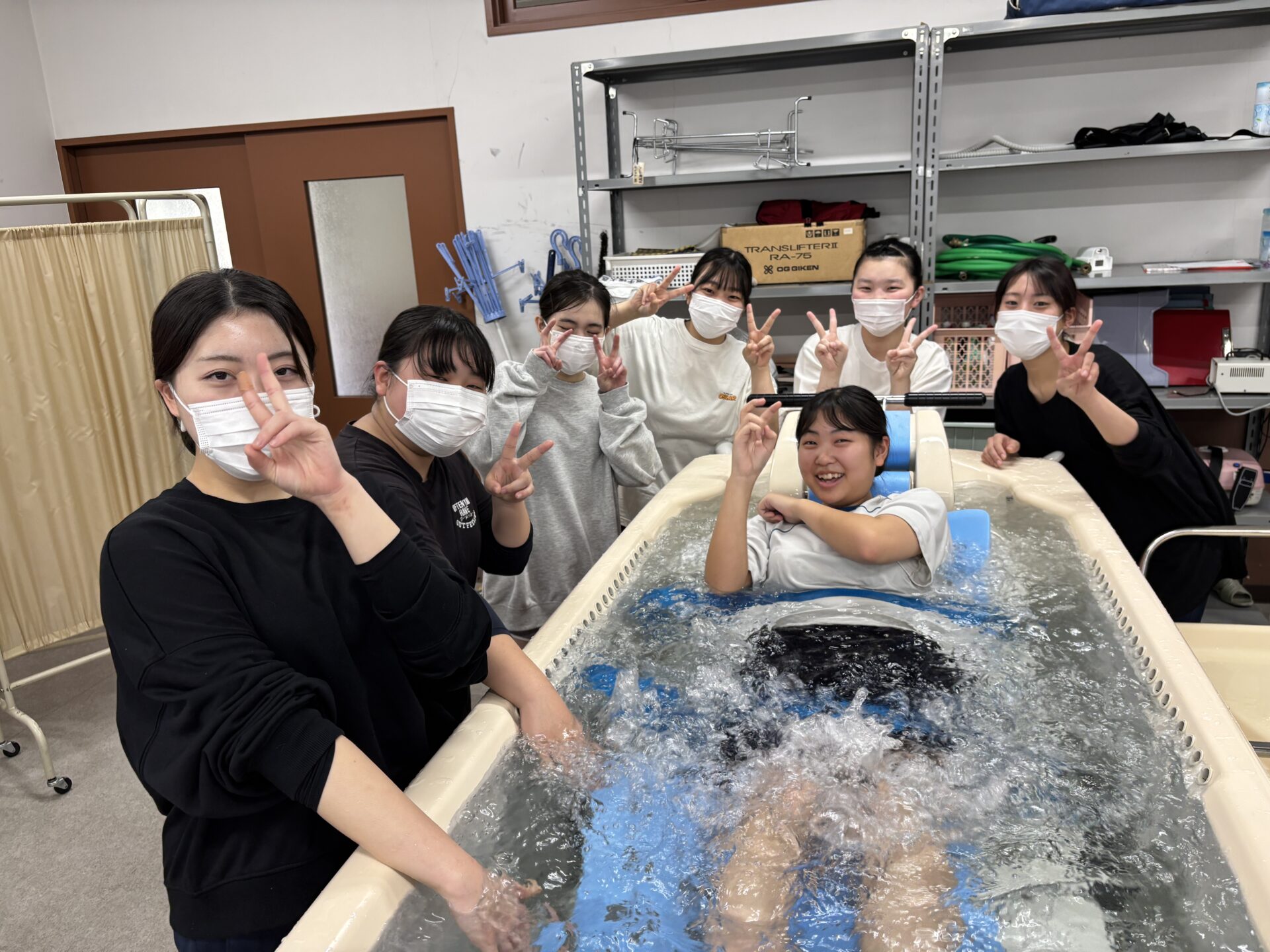 看護学科1年生 特殊浴槽で入浴介助演習 | 学校法人ベル学園 岡山医療 