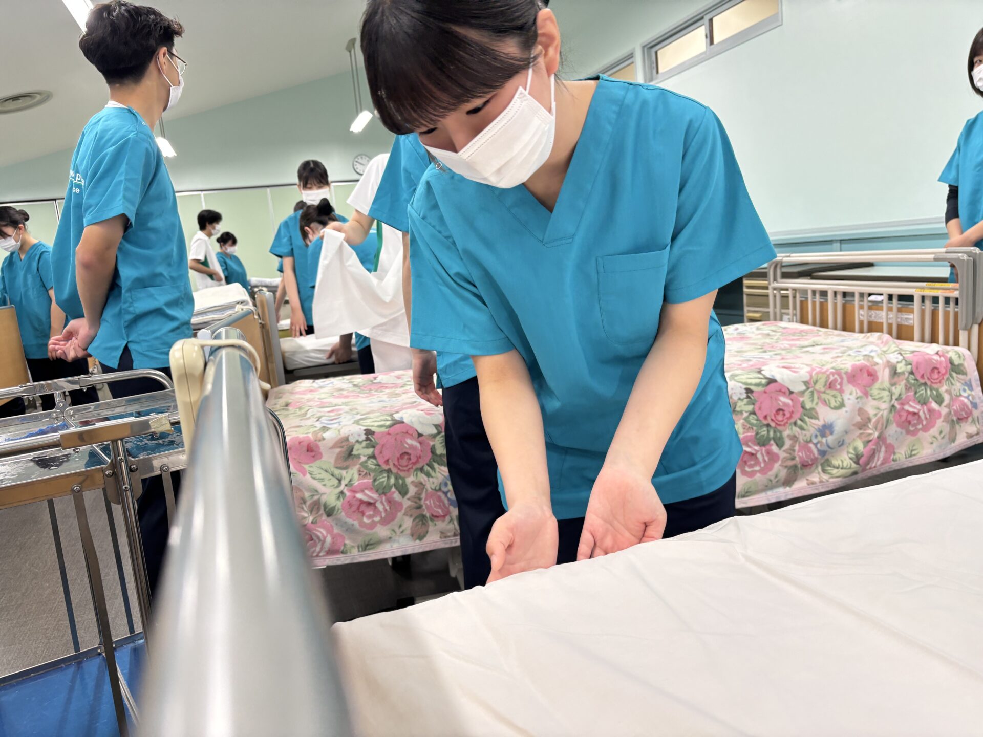 シーツの先にいる患者様を想う | 学校法人ベル学園 岡山医療福祉専門学校